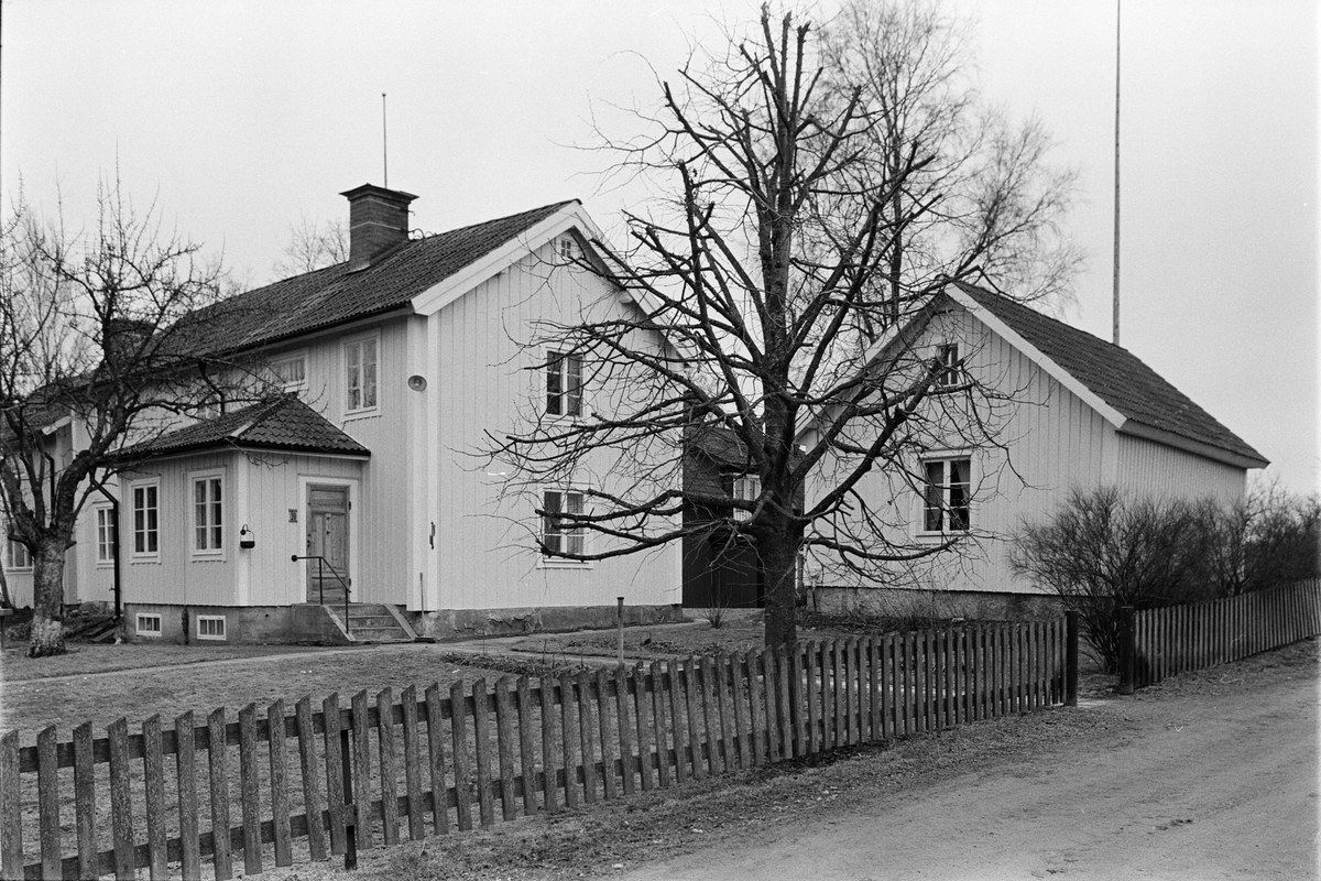 Jordbrukare Inger och Artur Walléns bostadshus, Sävasta, Altuna, Uppland februari 1988