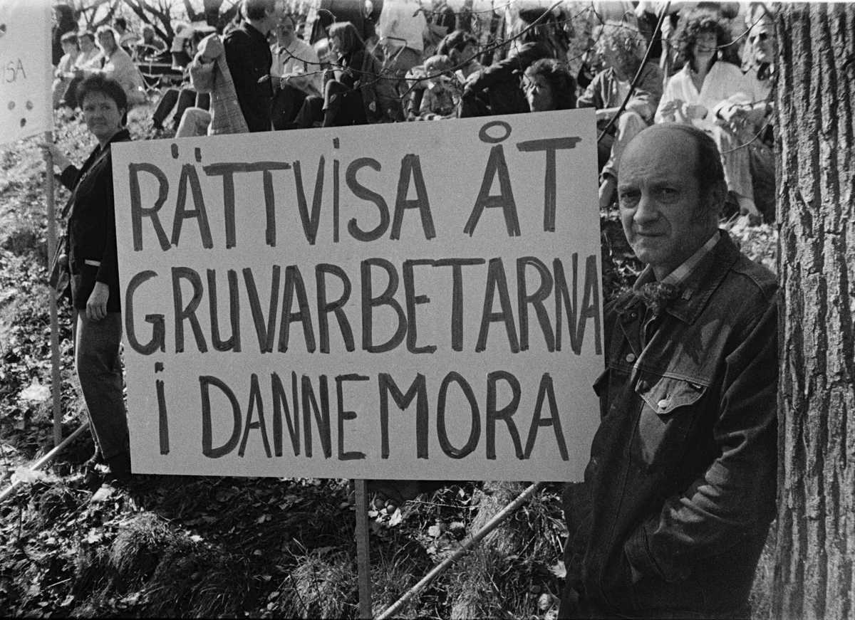 Raslastare Tore Norbäck deltar i Vänsterpartiets första maj-demonstration, Slottsbacken, Uppsala maj 1989