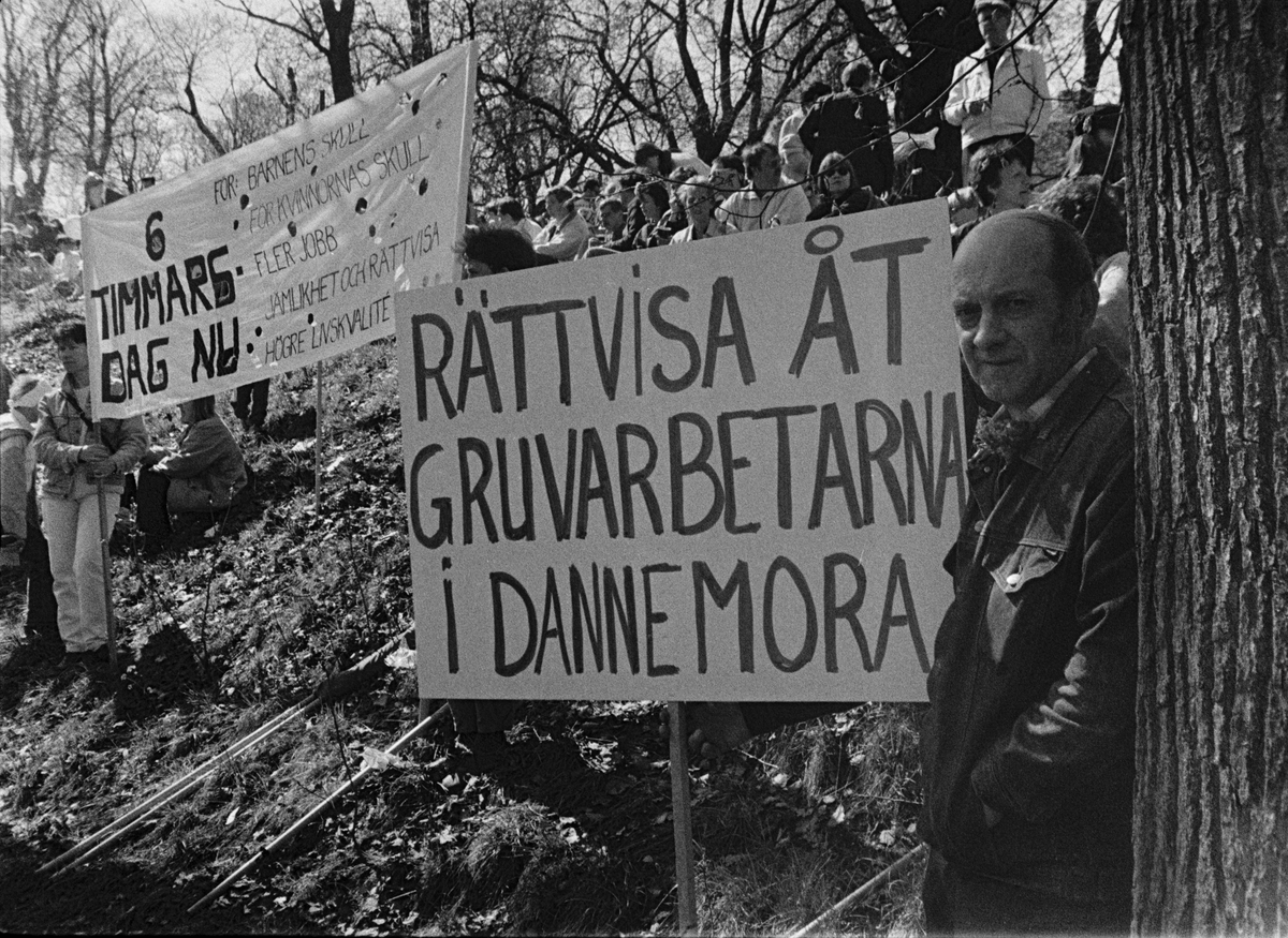 Raslastare Tore Norbäck deltar i Vänsterpartiets första maj-demonstration, Slottsbacken, Uppsala maj 1989