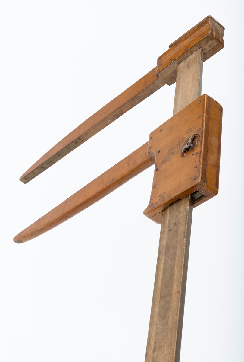 Uvanlig stor måleklave, såkalt «skyveklave», for diameterundersøkelser av stående trær og tømmerstokker. Klaven er lagd av tre. Den har en 101,9 centimeter lang linjal (inkludert den delen som er tappet gjennom den faste klavearmen). Klavelinjalen er 5,0 centimeter bred og snaut 1,4 centimeter tjukk. I den ytre enden er det påtappet en fast klavearm som er 50,6 centimeter lang, hvorav 43,0 centimeter er på den sida av linjalen som skulle vendes mot det objektet som skulle måles. Klaven har også en bevegelig arm, dimensjonert og formet som den faste, men innfestet et 15,7 centimeter langt og 9,5 centimeter bredt (midtmål) handtak, som brukes til å manøvrere den bevegelige armen langs klavelinjalen. Handtaket har en messingskrue, som antakelig skulle kunne regulere friksjonen mellom den bevegelige klavearmen og linjalen. Treverket i linjalen har en påtrykt måleskala med strekmarkeringer med centimetermål på den ene flatsida. Målene avleses der innerkanten av den bevegelige armen møter linjalen når klavearmene ligger an mot barken eller yteveden på trær eller tømmerstokker som skal diametermåles.

Dette er en tyskprodusert tømmerklave, lagd for diametermålinger i et skogbruk der det kunne forekomme trestammer med diametermål som var langt større enn dem som var vanlige i norsk skogbruk. Klavertypen skal særlig ha vært brukt under taksasjonsarbeid.

Eldre gjenstandsbeskrivelse:
«Klaven er lakkert lys brun. Armene er 4 cm brede og 1, 7cm tykke. Mot spissene er de messingbeslått. Den beveglige armen har et kraftig håndtak, 15, 8cm langt og 9, 5cm bredt. Den kan låses med en messingskrue. Denne klaven er en s. k. Heyer-Standinger-klave s om ble brukt mye til taksasjon.»