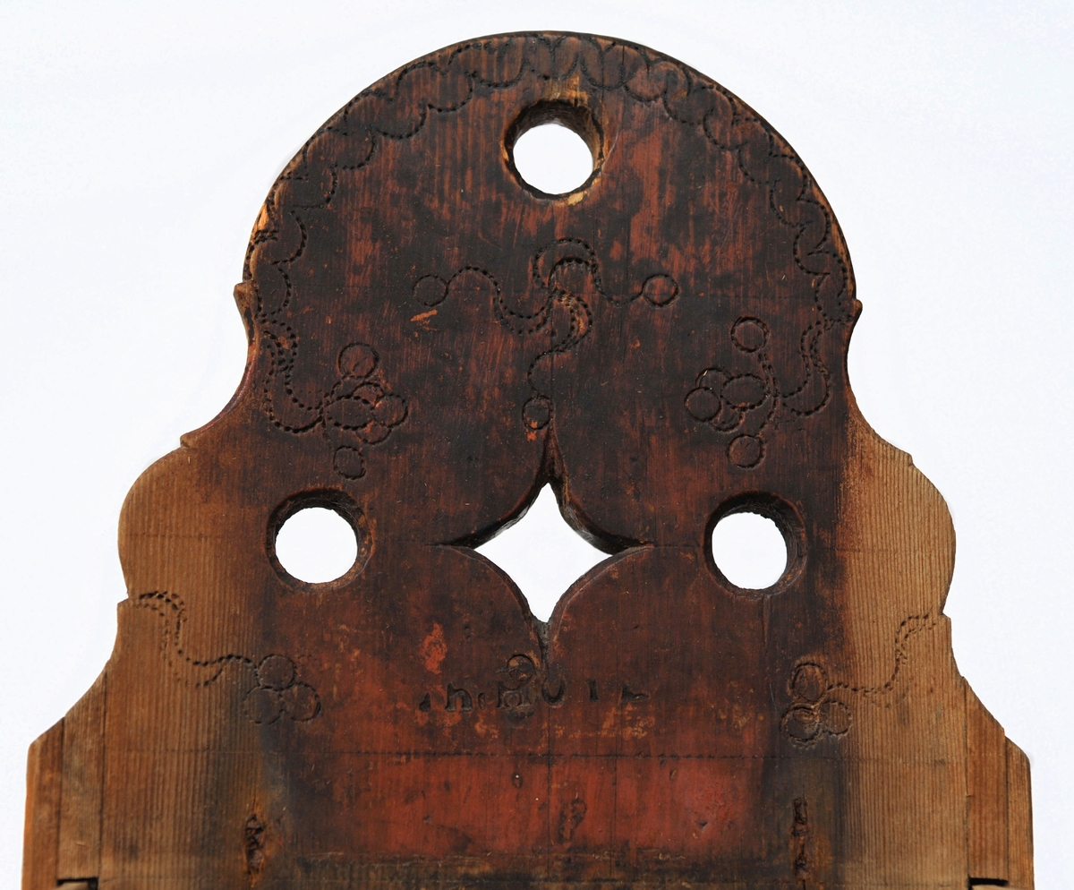 Sveipet laup med rett bakstykke, lagd for å kunne henges på en vegg, der den skulle henge som en beholder, opprinnelig sannsynligvis på et kjøkken. Sett rett ovenfra eller nedenfra er laupen formet som en halvoval. De veggene som skulle vende fram i rommet er lagd av tre forholdsvis tynne (7-8 millimeter) bjørkeskier, som er bøyd i en U-form. Endestykkene er festet i slisser langs kantene av bakstykket ved hjelp av trenagler. Disse tre komponentene er bundet sammen, kant mot kant ved hjelp av bindsler av trefibermateriale. Ytterflatene har svidekor - bølgemønstere på den øverste og nederste, og en akantusranke på den midtre, som er noe bredere enn de to andre. Bakstykket - ryggfjøla - er lagd av et 21,3 centimeter bredt og 1,9 centimeter tjukt (3/4-toms) bord, antakelig av granvirke. Det er vinkelrett avkuttet i den nedre enden, men overenden er avrundet og profilert. Her er det fire gjennbombrutte hull, hvorav tre er runde og det fjerde er firefliket. Det øverste av disse har vært brukt ved oppheng. Også denne delen av laupen har svidekor med elementer av de samme formene som finnes på veggenes forsider. På baksida er det innsvidd en ring, sammensatt av små sirkler, som omgir initialer og årstall: «KSS 1817». Forsida er svijernstemplet «Jh. HØYE». Laupen har et halvovalformet lokk, lagd av granvirke og prydet med et innsvidd mønster, bestående av sirkler, halvsirkler og akantusblader. Også her finner vi det nevnte svijernstempelet. Lokket og bakstykket kan se ut til å ha vært innsatt med et rødbrunt fargestoff. Opprinnelig hengsling mangler. Botnstykket mangler fullstendig, men et innfelt spor nederst på bakstykket og naglehull langs ytterkanten på den nederste buete skia antyder hvordan botnstykket har vært festet.