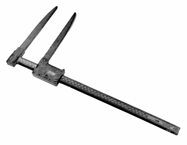 Uvanlig stor måleklave, såkalt «skyveklave», for diameterundersøkelser av stående trær og tømmerstokker. Klaven er lagd av tre. Den har en 101,9 centimeter lang linjal (inkludert den delen som er tappet gjennom den faste klavearmen). Klavelinjalen er 5,0 centimeter bred og snaut 1,4 centimeter tjukk. I den ytre enden er det påtappet en fast klavearm som er 50,6 centimeter lang, hvorav 43,0 centimeter er på den sida av linjalen som skulle vendes mot det objektet som skulle måles. Klaven har også en bevegelig arm, dimensjonert og formet som den faste, men innfestet et 15,7 centimeter langt og 9,5 centimeter bredt (midtmål) handtak, som brukes til å manøvrere den bevegelige armen langs klavelinjalen. Handtaket har en messingskrue, som antakelig skulle kunne regulere friksjonen mellom den bevegelige klavearmen og linjalen. Treverket i linjalen har en påtrykt måleskala med strekmarkeringer med centimetermål på den ene flatsida. Målene avleses der innerkanten av den bevegelige armen møter linjalen når klavearmene ligger an mot barken eller yteveden på trær eller tømmerstokker som skal diametermåles.

Dette er en tyskprodusert tømmerklave, lagd for diametermålinger i et skogbruk der det kunne forekomme trestammer med diametermål som var langt større enn dem som var vanlige i norsk skogbruk. Klavertypen skal særlig ha vært brukt under taksasjonsarbeid.

Eldre gjenstandsbeskrivelse:
«Klaven er lakkert lys brun. Armene er 4 cm brede og 1, 7cm tykke. Mot spissene er de messingbeslått. Den beveglige armen har et kraftig håndtak, 15, 8cm langt og 9, 5cm bredt. Den kan låses med en messingskrue. Denne klaven er en s. k. Heyer-Standinger-klave s om ble brukt mye til taksasjon.»