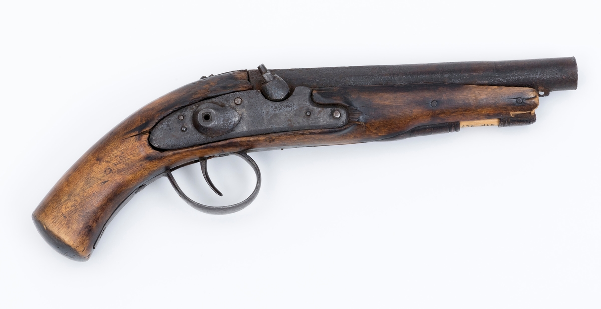 Giverens bestefar, Anders Mikkelsen Svenneby, husket at pistolen ble brukt til å skremme ulv med ca. 1840.