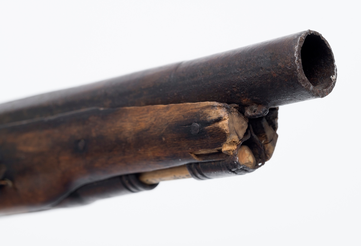 Giverens bestefar, Anders Mikkelsen Svenneby, husket at pistolen ble brukt til å skremme ulv med ca. 1840.