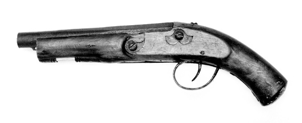 Giverens bestefar, Anders Mikkelsen Svenneby, husket at pistolen ble brukt til å skremme ulv med ca. 1840.
