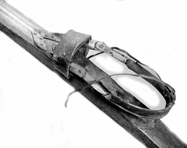 Skiene er laget av tennarfuru som er brunbeiset. De er 253,5 centimeter lange. Bredden er drøyt 7,7 centimeter i den fremre enden, der krumminga mot skituppene starter. Ved bindinga er bredden 7,4 centimeter, om lag samme breddemål som i de bakre endene. Tjukkelsen er 1,5 centimeter der krumminga mot skituppene starter. Ved bindingene er tjukkelsen 3,6 centimeter. Derfra tynnes skiene mot de bakre endene, hvor målet er 1,4 centimeter. Sentralt på sålen - skias underside - er det høvlet to 1,2 centimeter brede styrerender (hulkiler) på hver sin side av midtaksen. Oversidene på skiene er høvlet slik at de har fått et buet (konvekst) tverrsnitt. Unntaket er bindingsstedet («fotsteget») er overflata er plan og belagt med svart gummi, muligens såler fra slitte kalosjer. Ellers har oversidene stripedekor, sannsynligvis utført ved hjelp av et strekmålliknende redskap. Bindingene har tåjern som er lagd av vridde bandjernstrimler. Over disse, på tvers av skienes lengderetning, er det strukket forholdsvis brede tåband av lær, forankret i tverrgående slisser i skiene. I de bakre endene av tåjerna er det pånaglet lærforete bandjern som skulle festes på skiløperens skohæl. Bakerst på disse bøylene er det festet lærlisser, som antakelig skulle knyttes over vristpartiet. Dersom skiene legges på et plant golv, uten tyngdebelastning, har den ene et spenn på om lag 6,5 centimeter under bindingsstedet, mens den andre har et spenn på bare 5-6 millimeter.

Staven har øverst ei lærreim til å stikke handa i. Trinsa er laget av værhorn. Den er festet med lærreim. Spissen på skistaven er av jern. 

Skiene er laget og brukt av "Sølensjøkongen", Reodor Wardenær (f. 1862).