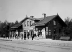 Kumla järnvägsstation.
(Reproduktion efter en äldre bild av Bernhard Hakelier).