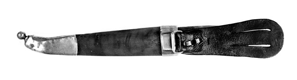 Kniven har lysebrunt skaft av bjørkerot eller rikule. Messingholk nederst på skaftet og beinplate øverst. Slira er av bukkehorn med messingholker. Bladet er antakelig smidd av Herbjørn Sveinsen Runnekås i Tinn Austbygd, mens det øvrige knivmakerarbeidet skal være utført av Olavius Nilsen Hatlelid, som bodde i Volda.