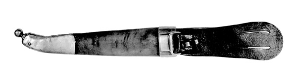 Kniven har lysebrunt skaft av bjørkerot eller rikule. Messingholk nederst på skaftet og beinplate øverst. Slira er av bukkehorn med messingholker. Bladet er antakelig smidd av Herbjørn Sveinsen Runnekås i Tinn Austbygd, mens det øvrige knivmakerarbeidet skal være utført av Olavius Nilsen Hatlelid, som bodde i Volda.