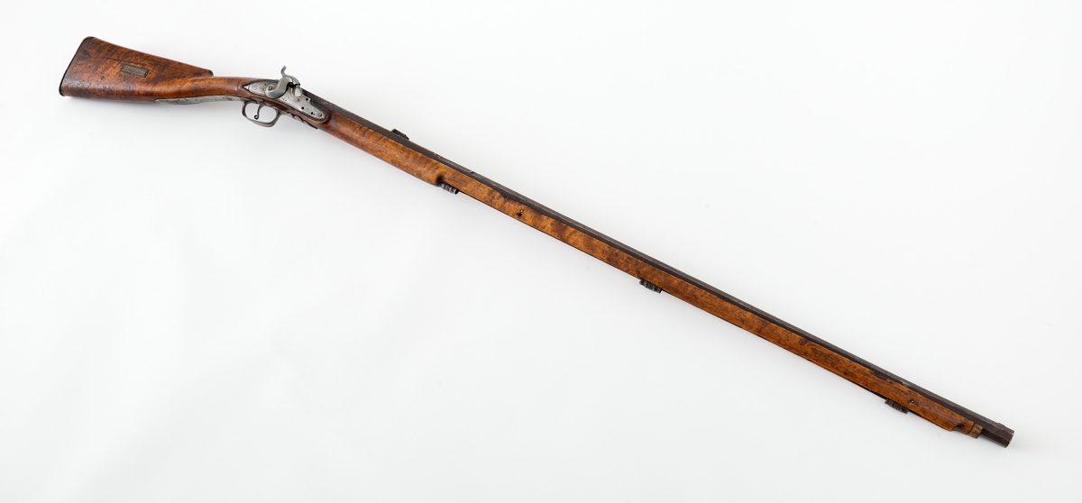 Enkeltløpet «østerdalsrifle» med kassepipe, har opprinnelig hatt flintlås, men er seinere omgjort til perkusjon for rundkule. Børsepipas kammerende (ca. 28, 5 cm) har firkantet tverrsnitt med en inskripsjon/dekor på oversida. Inskripsjonen er vanskelig lesbar, men omfatter muligens sifrene «3235». Pipemunningen er åttekantet, så vel utvendig som i løpsmunningen, som har en diameter på cirka 14 millimeter. På pipas «sidefalser», cirka 9-10 centimeter foran det bakre siktet (skuret), er det slått inn fire kronestempler.  Underbeslaget er 28, 5 centimeter langt.  Den bakre delen av denne komponenten er glatt, med unntak av to gjennombrudte skuehull.  Den fremre delen av underbeslaget er profilert, som en treleddet knopp.  Sjølve avtrekkerbøyla har elipseform, som også gjentas i overflateprofilering. Stokken er lagd av brunbeiset bjørk. Ladestokken mangler. Den har vært festet med tre rørkner. Kolben har kinntre. Stokken er sprukket på motsatt side av kammeret. Låseblikket har inngravert rankedekor og initialer, «T. T. S. » eller muligens «J. T. S. » (i så fall antakelig for Jo Tjøstolson). Over sprekkdannelsen på venstre side av stokken er det dels felt inn, dels fastskrudd et rankeformet jernbeslag. Kolbeenden er beskyttet av ei jernkappe. Kolba har ei påspikret sølvplate med følgende innskrift: «Denne riflen har tilhørt Jo Gjende».  Det er grunn til å tro at denne plata er påsatt av en samler som kjøpte våpenet i etter å ha blitt overbevist om at det hadde tilhørt denne legendariske jegeren.

I fenruar 2023 mottok museet følgende epost-kommentar fra børesemaker Tor Egil Mauseth, som hadde funnet omtale av dette våpenet på nettstedet Digitalt museum:

«Sidelåsen som sitter på denne børsa har tidligere vært en flintlås. Det ser man av skruehullene etter pannedeksel og fjær. Har ikke funnet kassepiper som er lengre enn denne. Det skulle tilsi at dette kan være langpipa til Jo. Langpipa ril Jo hadde jo gravert sidelås etter Langrusten. Denne har jo gravert sidelås. Vet bare om ei anna kassepipe som har gravert sidelås.»