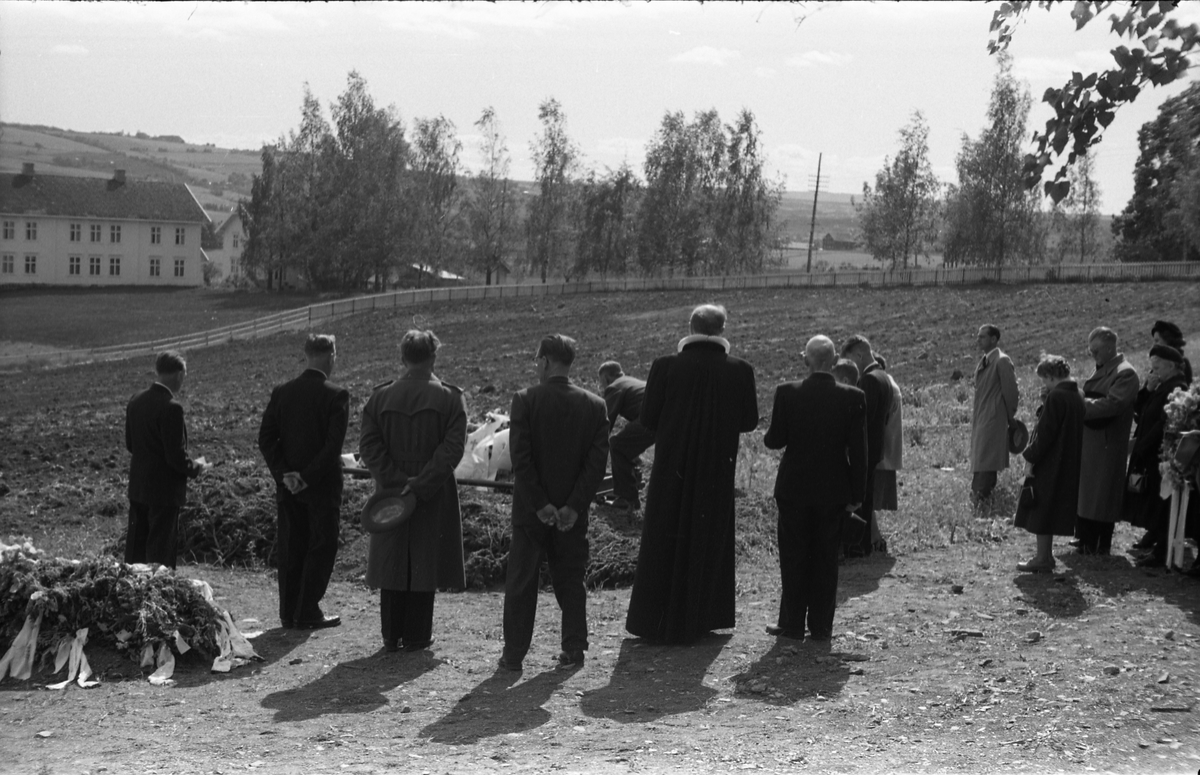Begravelse ved Hoff kirke juni 1955. Serie på 9 bilder, der de første viser prosesjonen fra gravkapellet il grava, de øvrige ved grava. Ifølge informmant er dette begravelsen etter Ludvig Madshus som var kjøpmann i Lillo. Foraan prosesjonen går presten, som trolig er Finn Sommer, og kirketjener Pål Rødset. Nærmest bak kista trolig Ludvigs hustru Helga født Hagen, og deres to sønner Johan Ludvig (i midten) og Olav. De øvrige er ukjente.