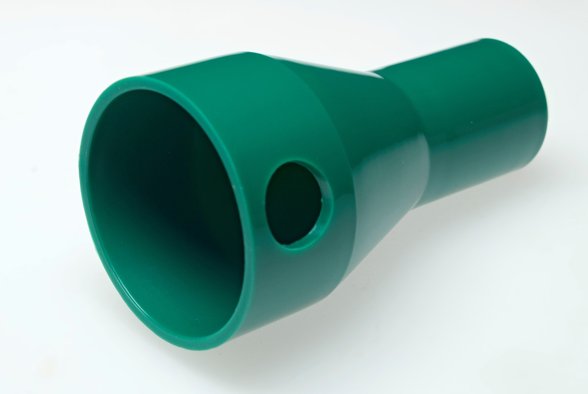 Koblingsstykket er brukt for å feste støvsugerens sugeslange til renseren. 

Bærrenseren består av fire deler, og er laget av grønn og hard plastikk. Renseren består av et rør, en trakt og to koblingsstykker. 

Gjenstanden er innkjøpt til Norsk Skogmuseum, og har aldri vært i bruk. 