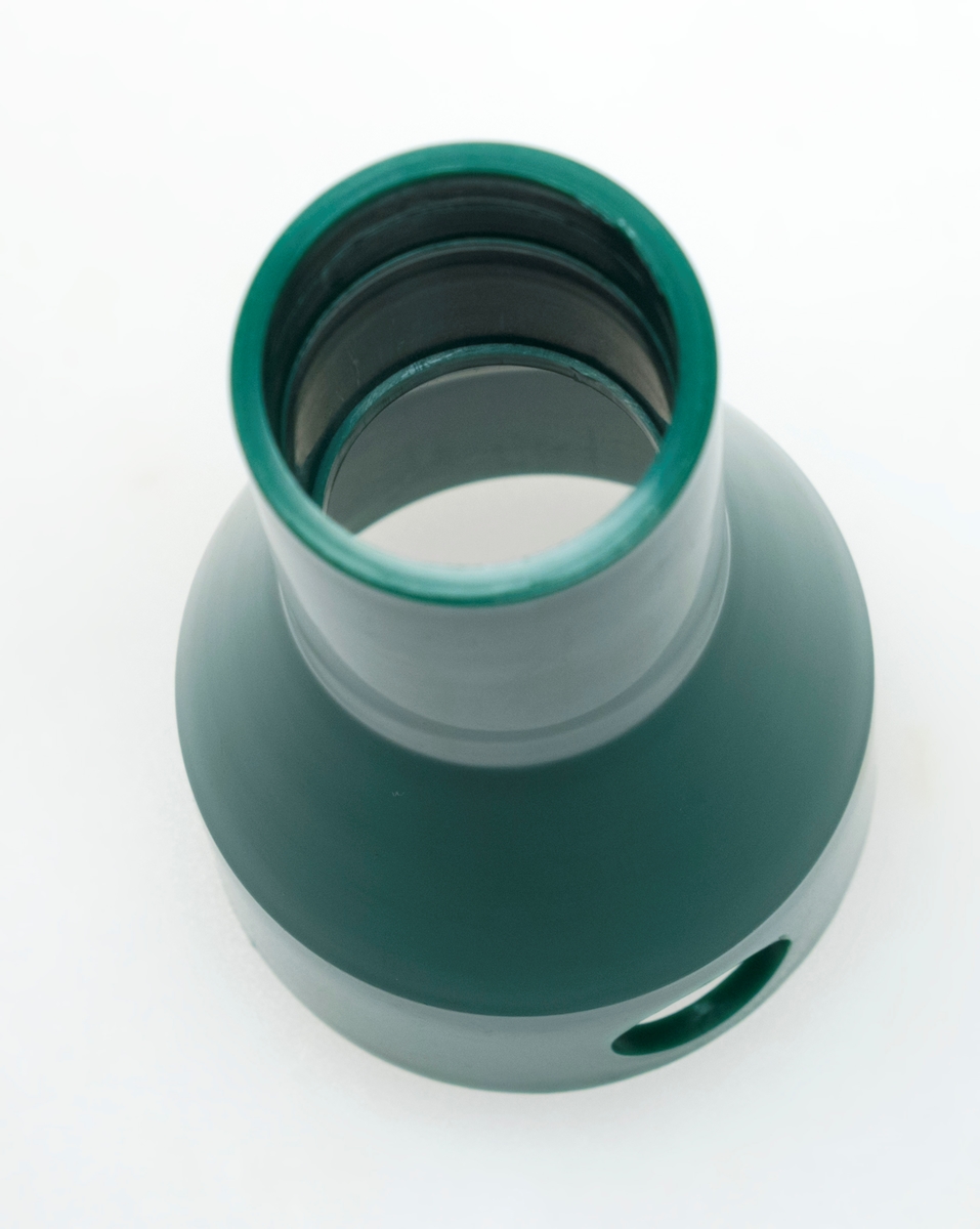 Koblingsstykket er brukt for å feste støvsugerens sugeslange til renseren. 

Bærrenseren består av fire deler, og er laget av grønn og hard plastikk. Renseren består av et rør, en trakt og to koblingsstykker. 

Gjenstanden er innkjøpt til Norsk Skogmuseum, og har aldri vært i bruk. 