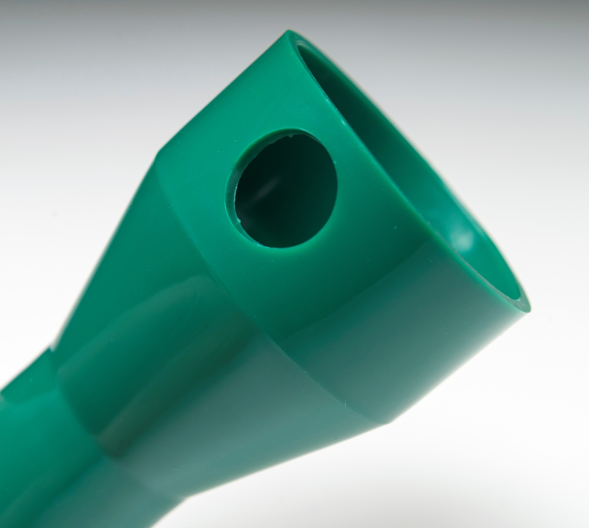 Koblingsstykket er brukt for å feste støvsugerens sugeslange til renseren. 

Bærrenseren består av fire deler, og er laget av grønn og hard plastikk. Renseren består av et rør, en trakt og to koblingsstykker. 

Gjenstanden er innkjøpt til Norsk Skogmuseum, og har aldri vært i bruk. 