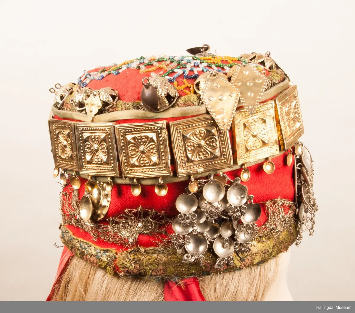 Brudelue HFN 03603 består av stølebelte HFN 03127, 5 søljer: HFN 03128, HFN 03129, HFN 03130, HFN 03131 of HFN 03132.  Det er også 4 hekter på brudelua: HFN 03133 a-b, HFN 03134, HFN 03135 a-b og HFN 03136 a-b.