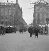 Hindersmässan i Örebro den 28 januari 1937. Vid Stortorget promenerar folk utmed Köpmangatan som korsar Stortorgets västra del. Till vänster syns Rådhuset och i fonden skymtar Slottet.