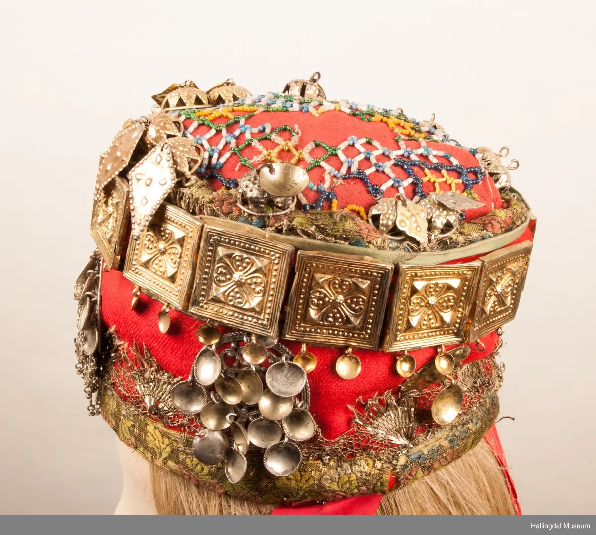 Brudelue HFN 03603 består av stølebelte HFN 03127, 5 søljer: HFN 03128, HFN 03129, HFN 03130, HFN 03131 of HFN 03132.  Det er også 4 hekter på brudelua: HFN 03133 a-b, HFN 03134, HFN 03135 a-b og HFN 03136 a-b.