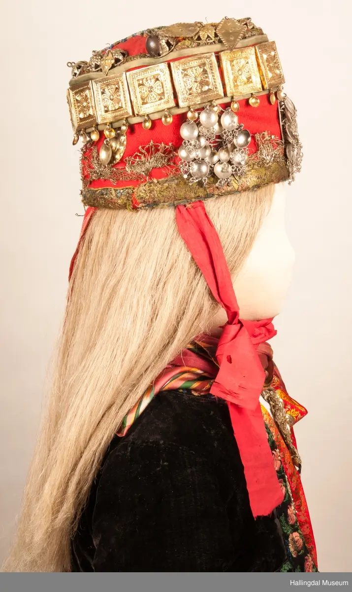 Brudelue HFN 03603 består av stølebelte HFN 03127, 5 søljer: HFN 03128, HFN 03129, HFN 03130, HFN 03131 of HFN 03132.  Det er også 4 hekter på brudelua: HFN 03133 a-b, HFN 03134, HFN 03135 a-b og HFN 03136 a-b.