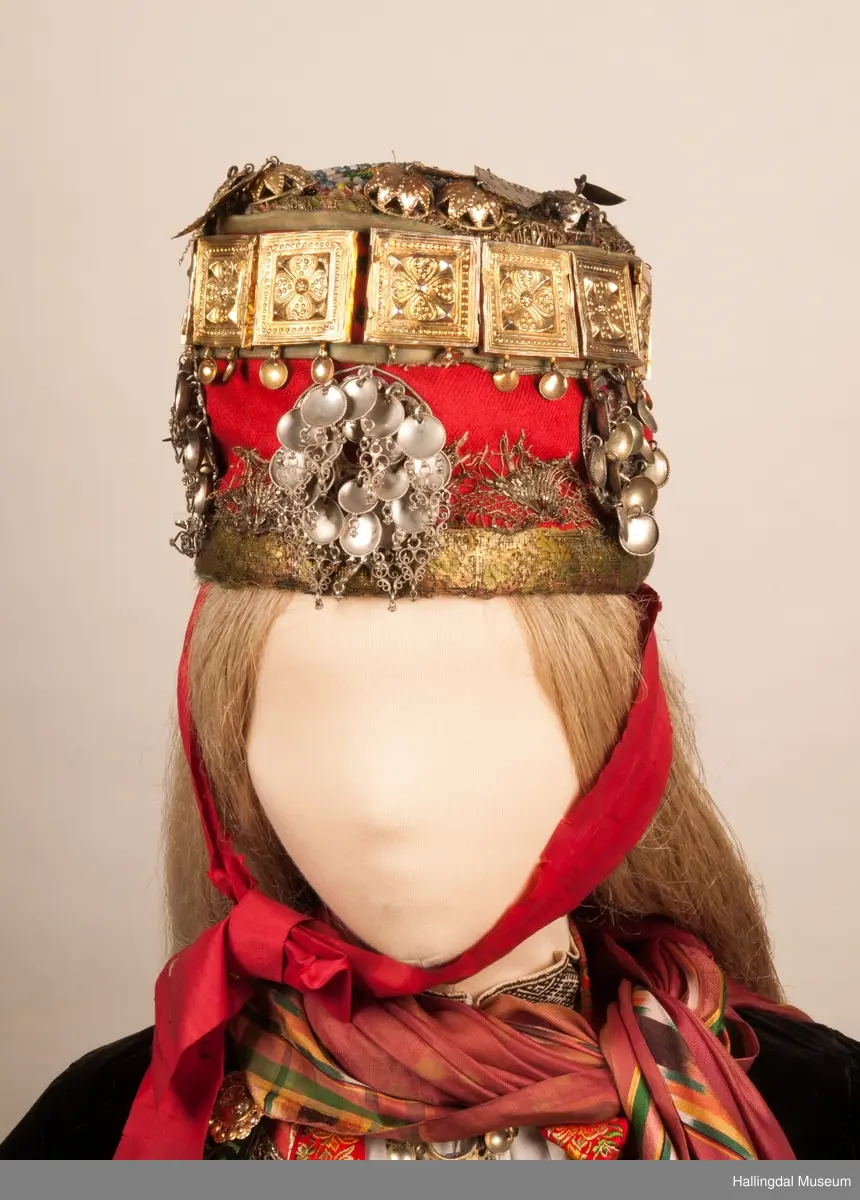 Brudelue HFN 03603 består av stølebelte HFN 03127, 5 søljer: HFN 03128, HFN 03129, HFN 03130, HFN 03131 of HFN 03132.  Det er også 4 hekter på brudelua: HFN 03133 a-b, HFN 03134, HFN 03135 a-b og HFN 03136 a-b.