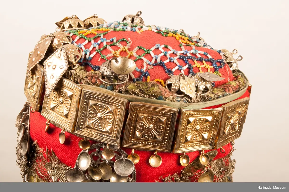 Brudelue HFN 03603 består av stølebelte HFN 03127, 5 søljer: HFN 03128, HFN 03129, HFN 03130, HFN 03131 of HFN 03132.  Det er også 4 hekter på brudelua: HFN 03133 a-b, HFN 03134, HFN 03135 a-b og HFN 03136 a-b.