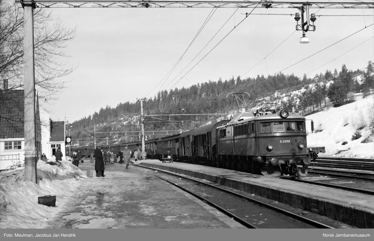 Elektrisk lokomotiv type El 8 nr. 2069 med ekstra persontog til Lunde på Nordagutu stasjon.