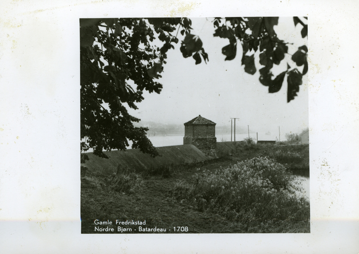 Fredrikstad, Østsiden. Gamlebyen, Vollene - Nordre bjørn - Batardeau.

Prospektkort: Reisetrafikkforeningen for Fredrikstad og Omegn.