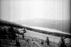 Gardstun med tømmerbygninger på Øvre Dalseter.