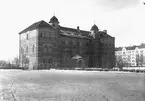 Risbergska skolan, trevånings skolbyggnad med två trapptorn.