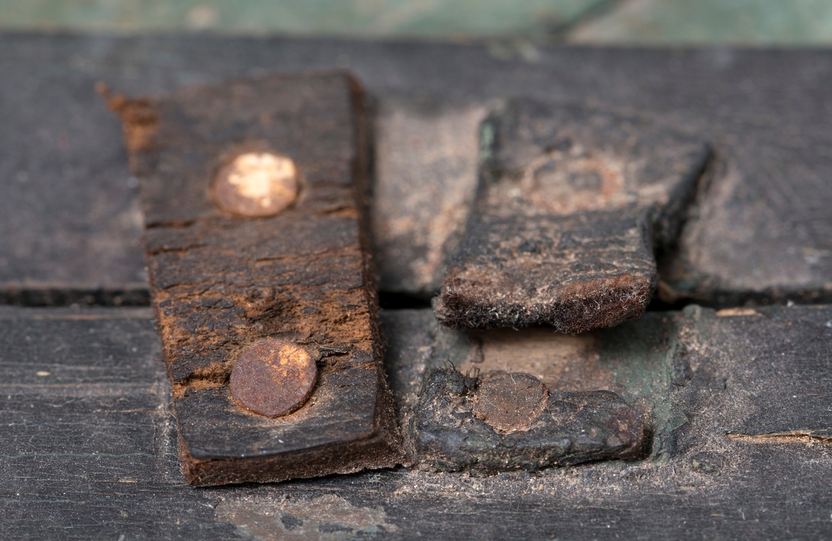 Sponkurven har en rektangulær form, og den har et lokk som er delt i to, hvorav den ene delen kan åpnes. Lokket er hengslet sammen med fire lærbiter.  Lokket festes med en metallhempe. 

Kurven er i skråflettet spon, og det er sprikret på en kant/avslutning på kurven. Kurven har også en hank som er tilspikket. Den har en umalt innside, yttersiden er malt grønn, og kanten og hanken er malt svart. 