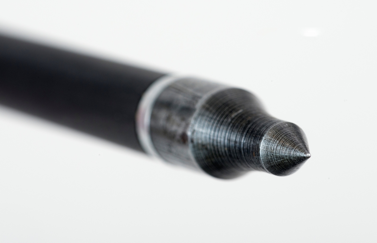 Pil av karbonmateriale (karbonfiber) utstyrt med feltspiss. Pilen har styrefjær av kunststoff i oransje og hvitt. Pilen har en oransje nock av plastmateriale i enden som tres på buestrengen. 
Pilen og har gjenger i ene enden, slik at spissen kan byttes etter behov. 