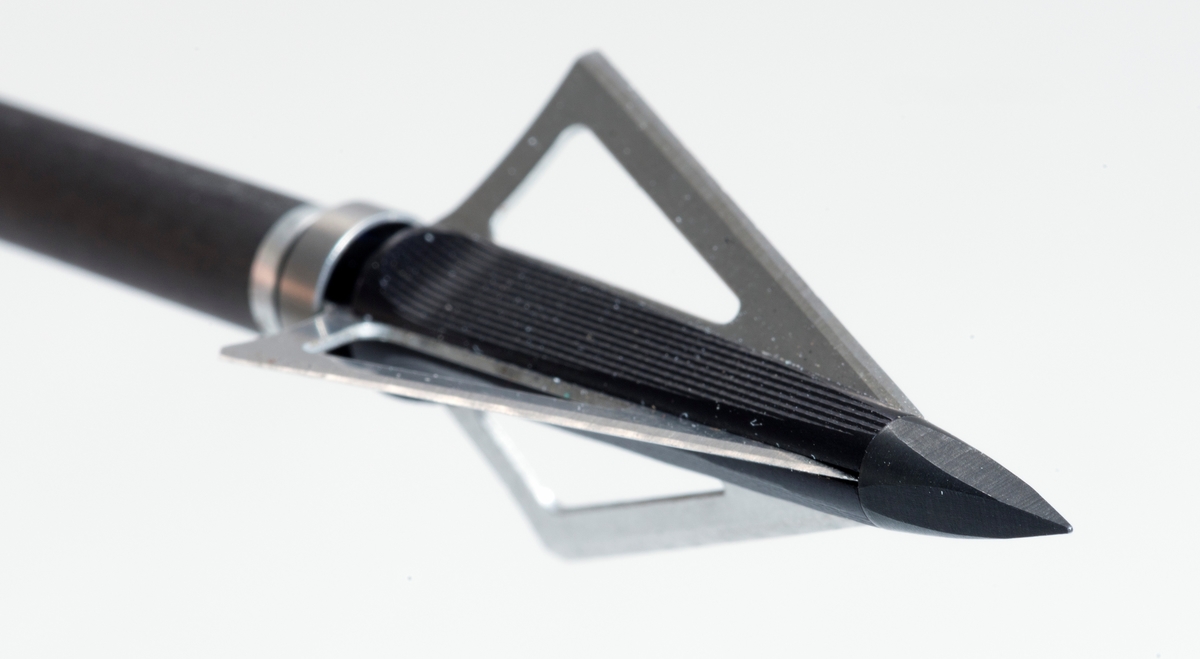 Pil av karbonmateriale (karbonfiber) utstyrt med jaktpil (spiss) med tre skjær. Skjærene er av stål. Pilen har styrefjær av kunststoff i oransje og hvitt. Pilen har en oransje nock av plastmateriale i enden som tres på buestrengen. 
Pilen og har gjenger i ene enden, slik at spissen kan byttes etter behov. 