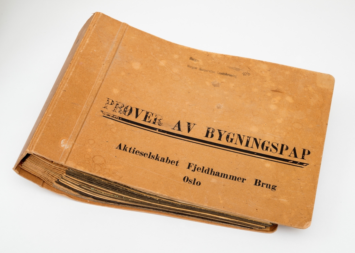 Hefte med vareprøver av bygningspapp. 
Vareprøvene har vært brukt ved Hernes Samvirkelag (Hernes Kooperative) som en del av profileringen av vareutavlget til kunder som etterspurte byggevareartikler. Fjeldhammer Brug har produsert heftet med "Prøver av bygningspap". Flere av pappkvalitetene som det reklameres for i heftet inneholder trefiber. Pappen har en kjerne av råpapp basert på trefiber som er kledt, impregnert, med f. eks. en asfaltblanding. 