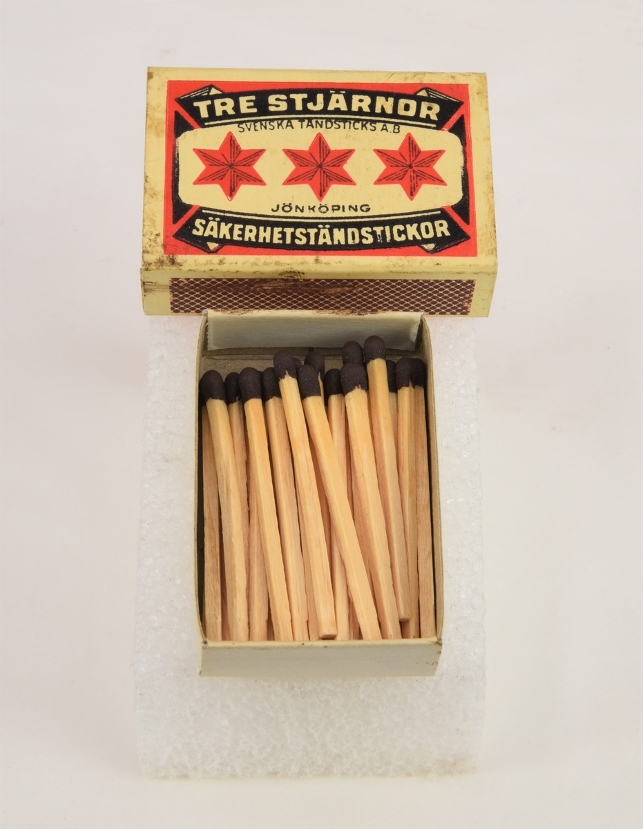 En tändsticksask som innehåller 41 stycken säkerhetständstickor.

Asken är av varumärket Tre stjärnor och pryds med tre stycken röda stjärnor mot en gul bakgrund som omges av dekorativa detaljer i röd och svart färg. Det finns ett plån på vardera sida av tändsticksasken. Askens baksida är röd.

Det finns skrapmärken på båda plånen.