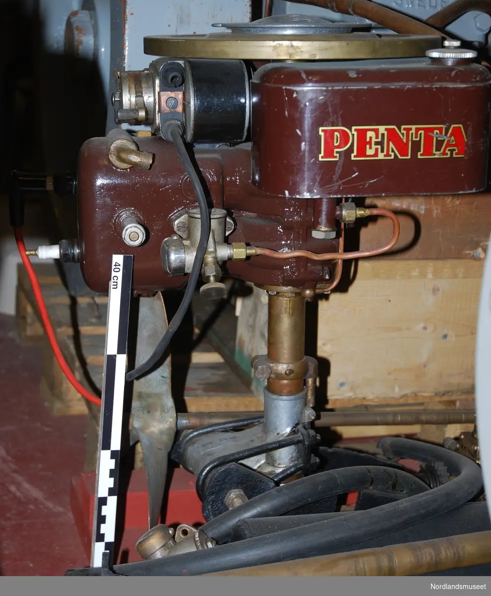 brown lacquered Båtmotor with red "PENTA" label