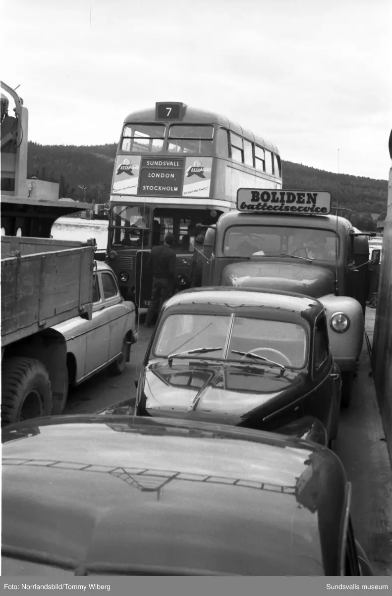 En dubbeldäckad veteranbuss från London väckte uppståndelse då den rullade ombord på Alnöfärjan 1960. Den 20 år gamla veteranbussen var inköpt av SCA för att fungera som rullande utställning, efter en rejäl renovering och ombyggnad vid karosserifabriken på Alnö.