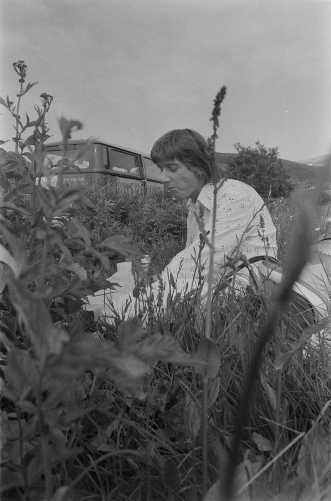 Leirfjord. Journalisten i Helgeland Arbeiderblads sommepatrulje, Alf Vesterbekkmo, tar seg en matpause i veikanten.  
Bildet fra HA sin sommerpatrulje.
Finnes også som VBH.F.2011-010-0012