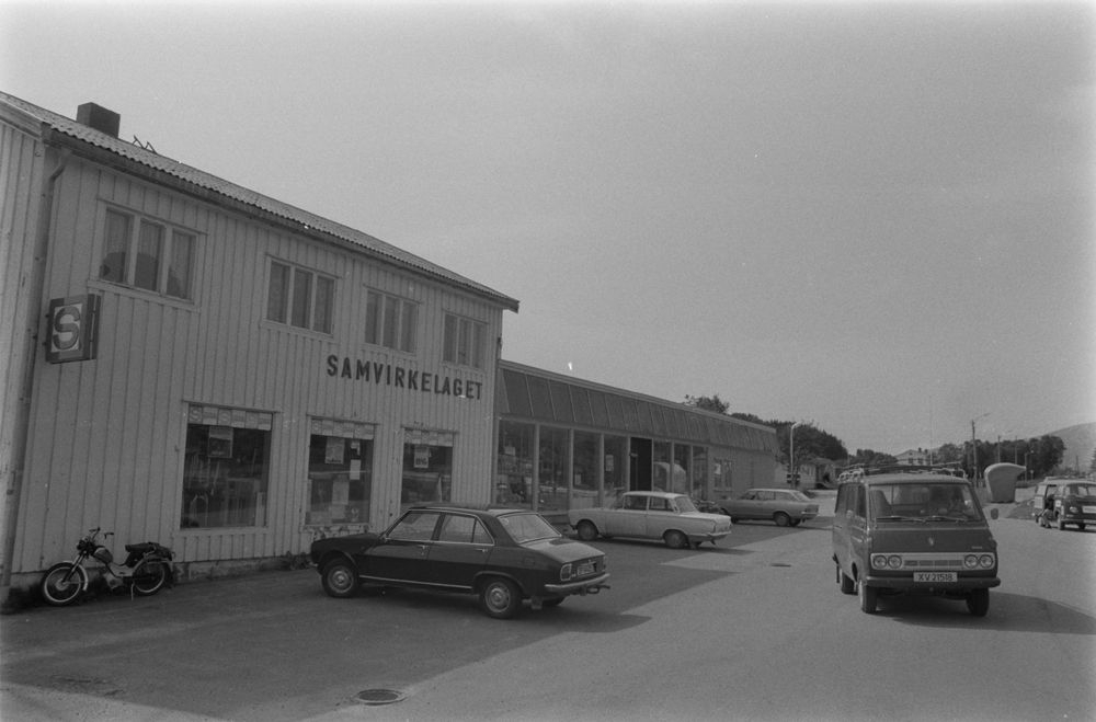 Leirfjord, Leland. Samvirkelaget (det "gamle" samvirkelaget) med biler og moped parkert på utsiden.
Bildet fra Helgeland Arbeiderblad sin sommerpatrulje.
Bildet er brukt i Leirfjordkalenderen - mars 2019
Finnes også som VBH.F.2011-010-0081