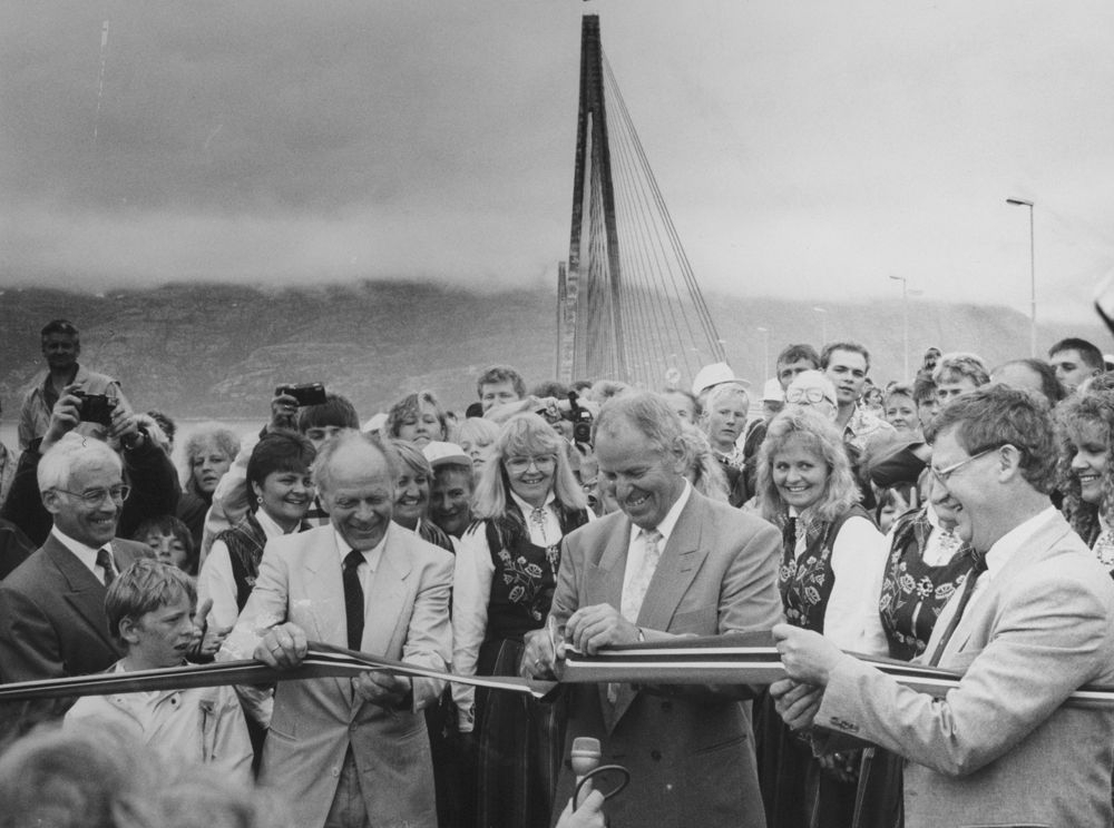 Leirfjord, Leines. Åpning av Helgelandsbrua mellom Leirfjord og Sandnessjøen. Bare glade fjes ved klipping av snora. F.v.: Gunnar Breimo (ordfører i Alstahaug), Eskild Jensen (vegdirektør), Kjell Opseth (samferdselsminister) og Arne Løvmo (vegsjef).
Finnes som VBH.F. 2010-104-0006