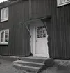 Detalj av husfasad och entré på en gård i Kalmar län.