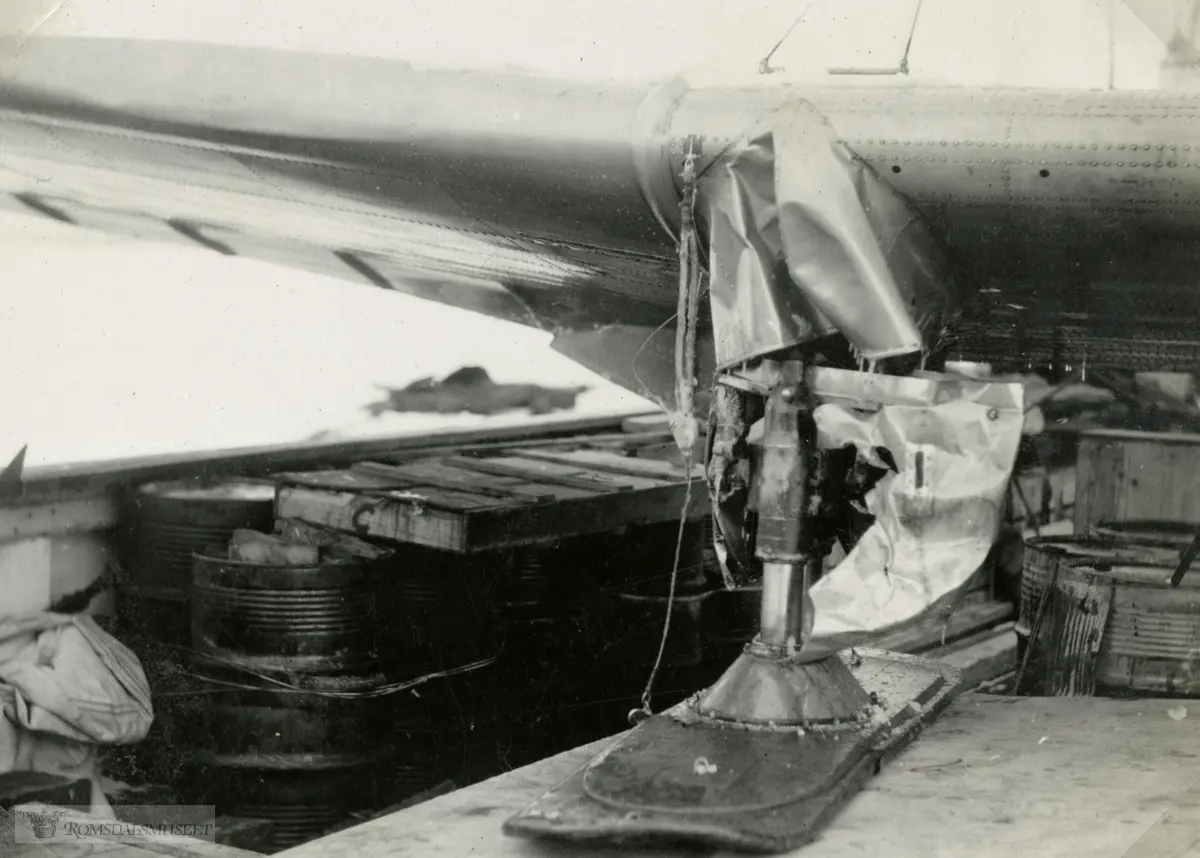 Skadene på flyet Polar Star var for store til å fortsette det første forsøket og flyet måtte repareres i USA. Ellsworth-ekspedisjonen 1933-1935. Fra Magnus Johannessens fotoalbum. Magnus Johannessen fra Ålesund var med i mannskapet ombord i ekspedisjonsskipet Wyatt Earp (eks-Fanefjord) på de to første ekspedisjonsturene til Antarktis. Albumtekst: "Flyvemaskinen ombord efter bergningen"