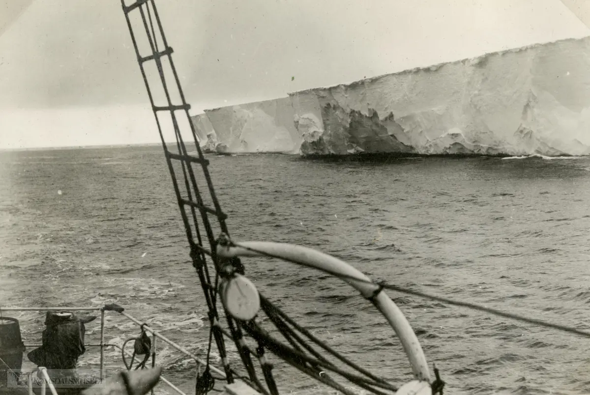 "Langs Rossbarrieren ind til Hvalbukten" Ellsworth-ekspedisjonen 1933-1935. Fra Magnus Johannessens fotoalbum. Magnus Johannessen fra Ålesund var med i mannskapet ombord i ekspedisjonsskipet Wyatt Earp (eks-Fanefjord) på de to første ekspedisjonsturene til Antarktis.