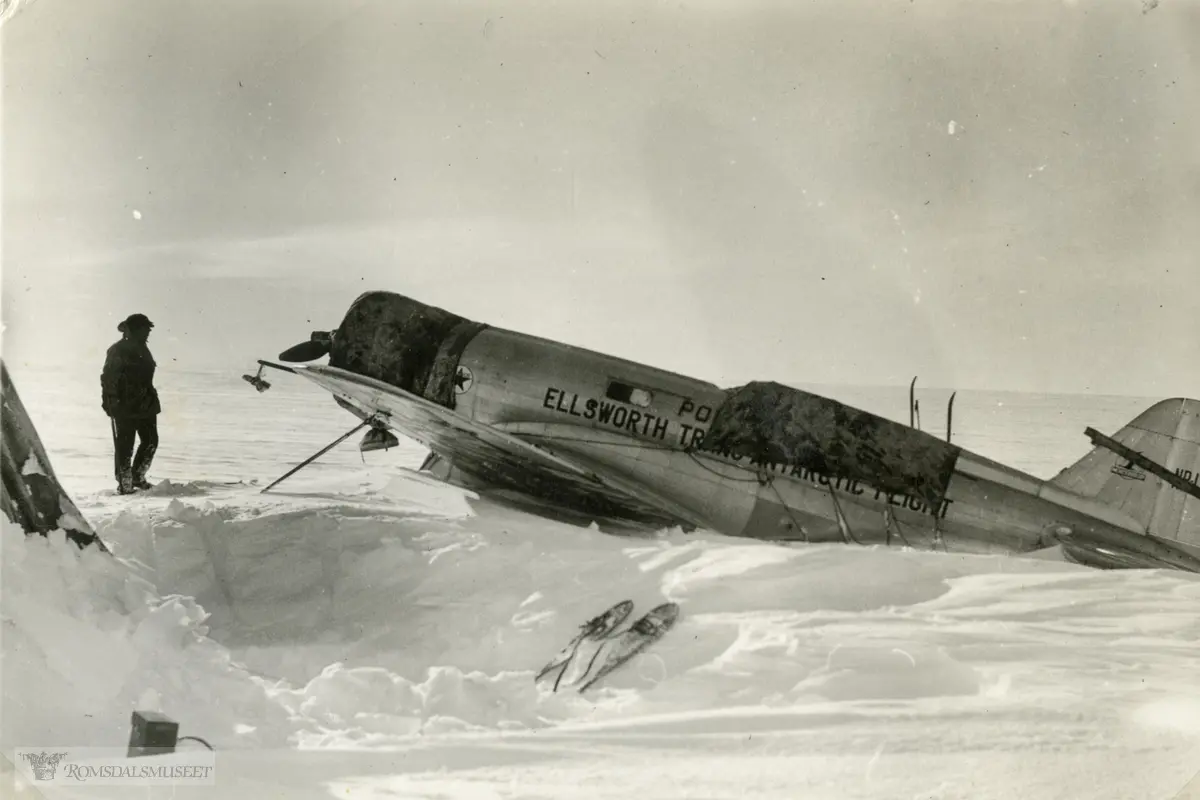 På startplassen på Snow Hill Island i desember 1934. Ellsworth-ekspedisjonen 1933-1935. Fra Magnus Johannessens fotoalbum. Magnus Johannessen fra Ålesund var med i mannskapet ombord i ekspedisjonsskipet Wyatt Earp (eks-Fanefjord) på de to første ekspedisjonsturene til Antarktis.