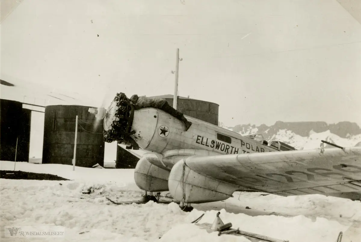På Deception Island og "Flyvemaskinen gjøres klar". Ellsworth-ekspedisjonen 1933-1935. Fra Magnus Johannessens fotoalbum. Magnus Johannessen fra Ålesund var med i mannskapet ombord i ekspedisjonsskipet Wyatt Earp (eks-Fanefjord) på de to første ekspedisjonsturene til Antarktis.