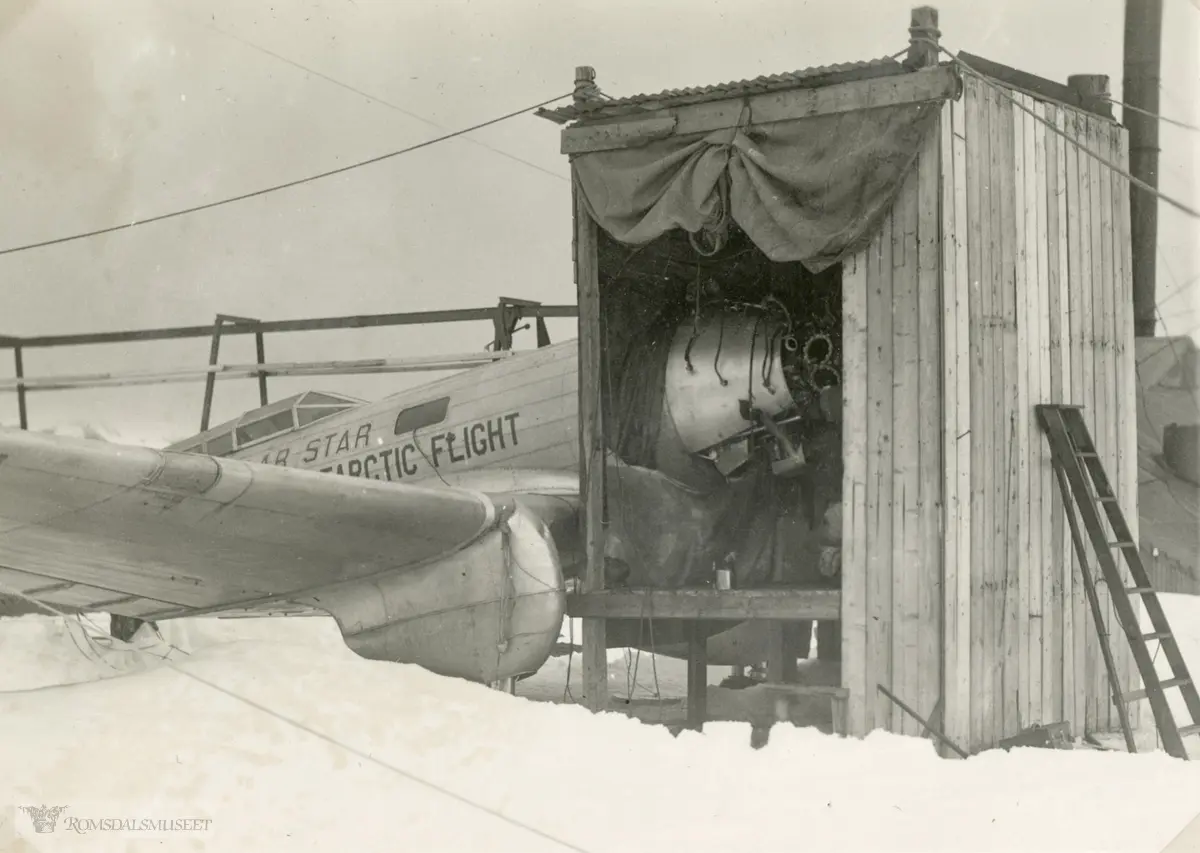 For å verne flymotoren for vær og vind måtte det bygges et lite skur. Her fra Deception Island i 1934. Ellsworth-ekspedisjonen 1933-1935. Fra Magnus Johannessens fotoalbum. Magnus Johannessen fra Ålesund var med i mannskapet ombord i ekspedisjonsskipet Wyatt Earp (eks-Fanefjord) på de to første ekspedisjonsturene til Antarktis.