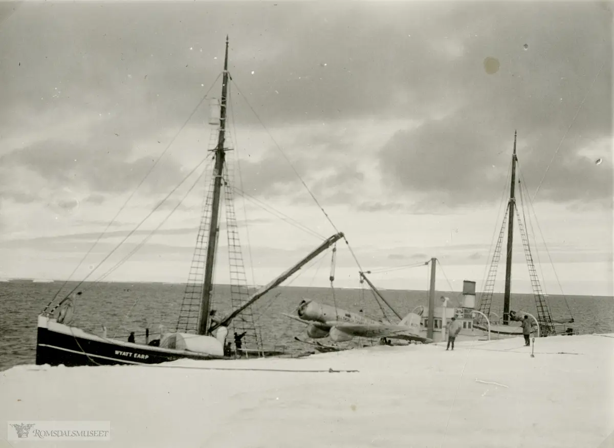 Ved Snow Hill Island i desember 1934. Ellsworth-ekspedisjonen 1933-1935. Fra Magnus Johannessens fotoalbum. Magnus Johannessen fra Ålesund var med i mannskapet ombord i ekspedisjonsskipet Wyatt Earp (eks-Fanefjord) på de to første ekspedisjonsturene til Antarktis. Albumtekst: "Flyvemaskinen taes i land paa Snow Hill".