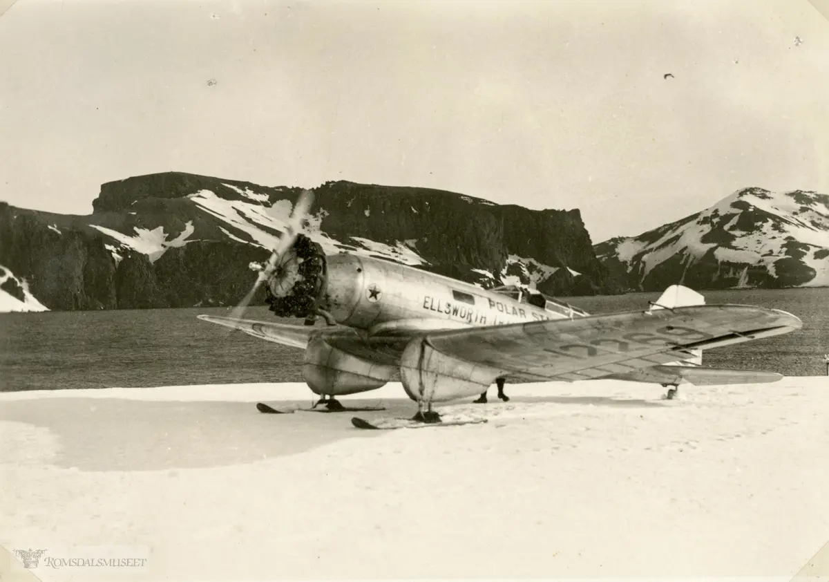 "Flyvemaskinen kjøres til startplassen paa Snow Hill Isl". Ellsworth-ekspedisjonen 1933-1935. Fra Magnus Johannessens fotoalbum. Magnus Johannessen fra Ålesund var med i mannskapet ombord i ekspedisjonsskipet Wyatt Earp (eks-Fanefjord) på de to første ekspedisjonsturene til Antarktis.