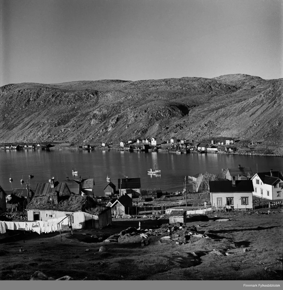 Kjøllefjord 1940. Sentrum av Kjøllefjord i forgrunnen med klesvasken hengende til tørk til venstre i bildet.  Utsikt over fjorden mot fiskebrukene som ligger på rekke og rad. Blant annet sees Bjørgvik Hotell, Horstkaia og Feddersen & Nissen fiskebruk. Feddersen & Nissen var fra Hammerfest. De hadde kai, pakkhus egne/rorbu, hjellbruk. Butikkbygning med boligrom i 2.etasje. Fjøs. Bestyrerbolig i 1 ½ etasje. Johan E. Olsen ble flyttet fra Tømmervik  til Kjøllefjord sammen med bestyrerboligen, som også ble flyttet derfra. I midten av 30-årene ble bedriften lagt ned. Etter krigen bygde FI-No-Tro bedrift på samme sted. Dampskipskaia: Fredrik Horst kjøpte grunnen av Feddersen & Nissen først i 20-årene for å bygge dampskipskai. Den sto ferdig oktober 1927. Lengden på kaia var 50 meter. Etter krigen ble den forlenget med 30 meter utover mot Klubben. Horst & Christensen. Emil Christensen fra Husjord i Lødingen kom til Kjøllefjord fra Sværholt i 1924 og drev fiskeforretningen sammen med Fr.Horst. Kai, et pakkhus med bl.a. ishus i underetasjen, 2.etasje: bolig for fiskere. Ett pakkhus med salteri og trandamperi i underetasjen. 2.etasje: kontor og boligrom for arbeidsfolk. Egnebuer. Hjellbruk på kaia og i fjellsida. Bedriften solgte fiskeutstyr samt solar fra tankanlegg (den andre oljetank i Kjøllefjord). I sesongen kjøpte bedriften en god del laks.