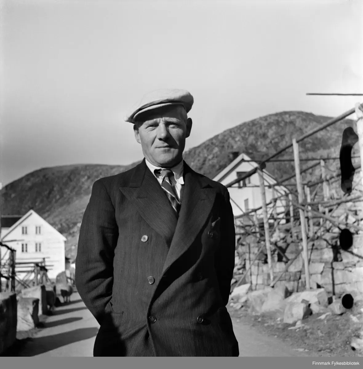 Storskipper/høvedsmann Fredrik Johan Fikse, fotografert på veien i Kjøllefjord i 1940. Født 01.01.1884 i Skjøtningberg. I Kirkeboken for 1884 står det at hans foreldre var Maren Dorthea Jakobsen (født 1850) og fisker og bødker Ole Olsen (Fikse) (født 1844). Ole Olsen Fikse og Maren Dorthea Fikse kom fra Verdalen i Trøndelag og slo seg ned i Skjøtningberg.  

Fredrik Johan Fikse var gift med Hedly Berta Nikoline Fikse og Ida Sofie Fikse. Han var far til Bjarne Fikse, Aslaug Wian, Nelly Marie Fikse, Magnhild Hustad, Ida Fredrikke (Rikka) Wian, Sonja Elvide Lund, Fredrik Oleiv Fikse og Idar Johan Fikse. Han var bror til Malena Ekman, Julia Kornelia Wik, Harald Nikolai Fikse, Johanne Ovedia Lund, Maria Fikse, Olaf Fikse, Gustaf Flor Fikse og Ole Marius Olsen Fikse.Fredrik Johan Fikse var en driftig fisker, han bygde nothjell for seifiske og eide Fikse-kaia i Kjøllefjord.  Se også  bilde FBib.18010-010 hvor båten Nelly ligger fortøyd ved Fiksekaia . Se flere bilder fra samme sted: FBib.18010-070, FBib.18010-071, FBib.18010-073 og FBib.18010-074. Jfr. også fotografi av Fikse, ref. Digitalt Museum: FBib.03009-004 i Finnmark fylkesbiblioteks arkiv. (Båten Nelly er sannsynligvis oppkalt etter søsteren hans, Nelly Marie Fikse, jfr. bilde FBib.18010-010 )