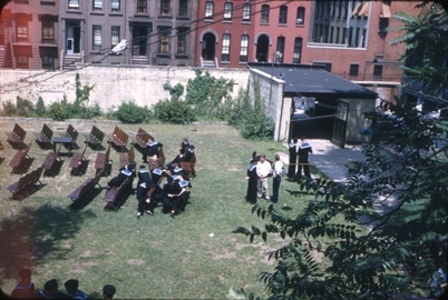Kadetter fra skoleskipet STATSRAAD LEHMKUHL. Antagelig mottagelse i bakgården til sjømannskirken i New York (33 First Place, Brooklyn).