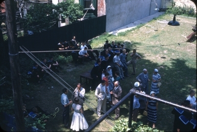 Kadetter fra skoleskipet STATSRAAD LEHMKUHL. Antagelig mottagelse i bakgården til sjømannskirken i New York (33 First Place, Brooklyn).